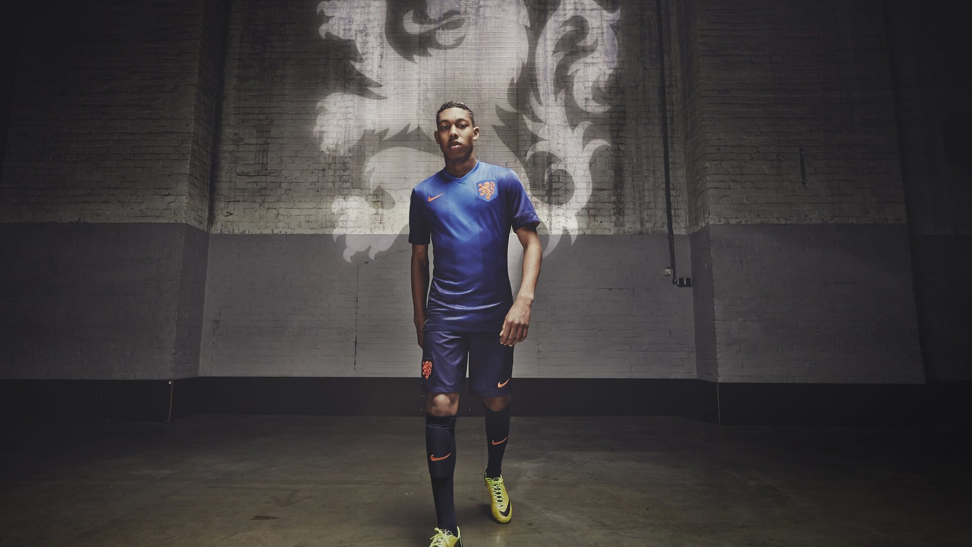 乌拉圭队新星苏亚雷斯表现出色，备受关注，苏亚雷斯是乌拉圭队长吗