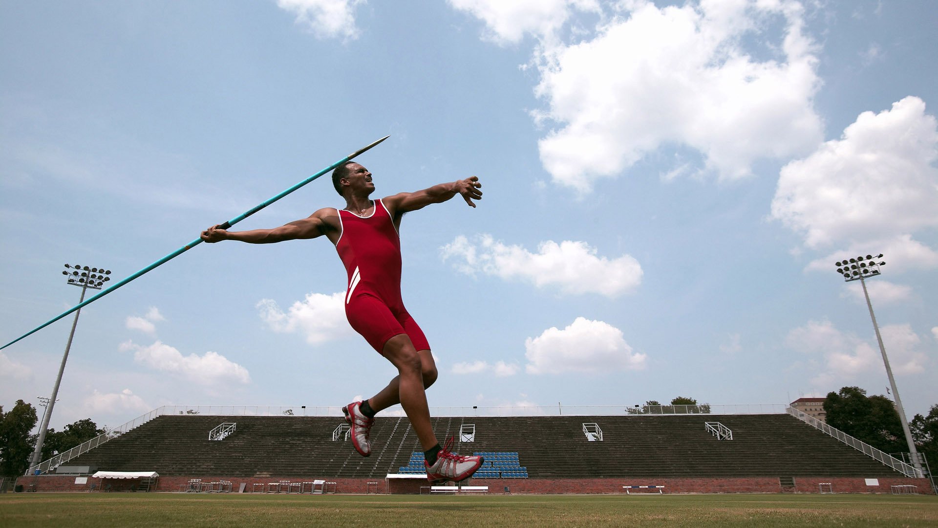 青岛黄海中场被罚下场,影响球队比赛节奏,青岛黄海队主场在哪